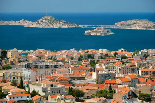 Vista do mar, porto e construções da cidade de Marselha