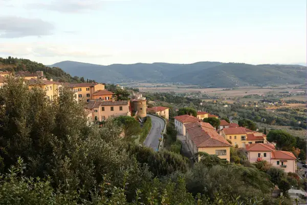 Casas de Cortona na encosta da colina com vista para o Vale di Chiana ao entardecer — Toscana