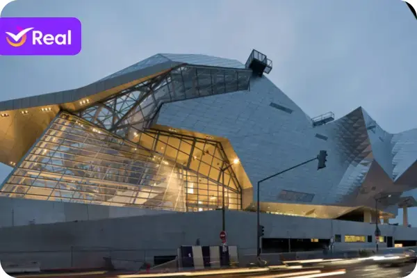 Museu de ciências em um prédio de vidro e aço futurista, na confluência dos rios.