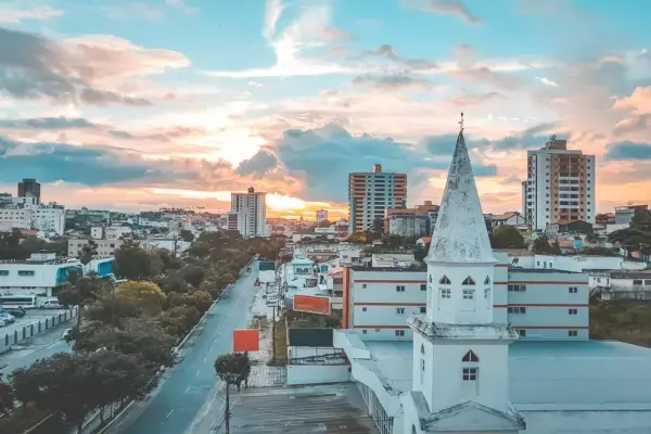 Vista de Campina Grande ao fim de tarde com igreja de torre branca