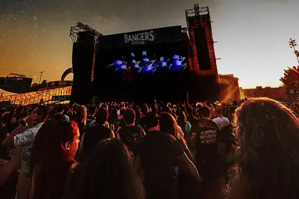 Público do Bangers Open Air assistindo show no palco principal ao pôr do sol