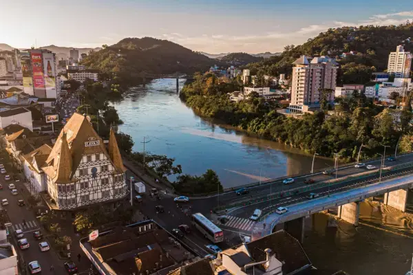 Vista aérea de rua da cidade de Blumenau, SC