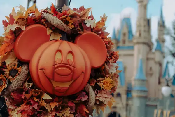 Decoração de outono com abóbora em formato de Mickey na Disney.