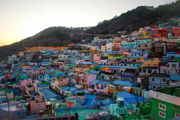 Casas coloridas da Vila Cultural de Gamcheon na encosta ao entardecer em Busan