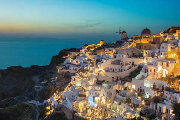 Casas brancas de Santorini iluminadas ao entardecer, Grécia