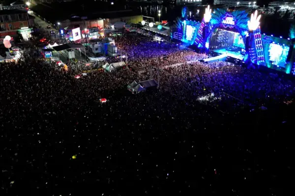 Vista aérea do público lotando o festival Sou Manaus diante do palco principal.