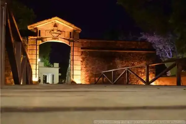 A foto mostra o pórtico de entrada da cidadela, construído ainda na época dos portugueses.