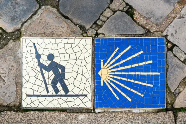 Mosaico com símbolo do peregrino e concha amarela do Caminho de Santiago no chão