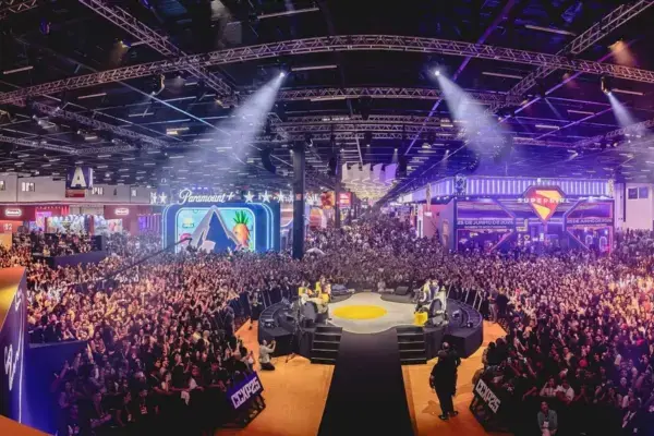 Público em frente ao palco central da CCXP, cercado pelos stands das marcas