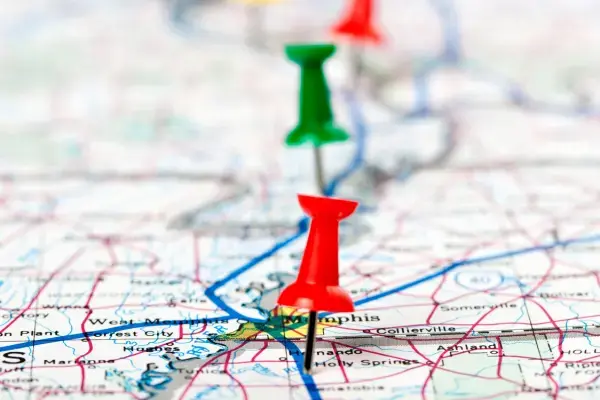 Marcadores em mapa físico