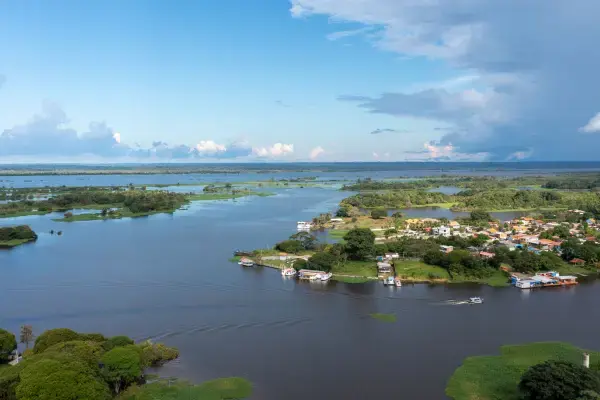Vista aérea de Parintins, ilha às margens do Rio Amazonas no interior do AM