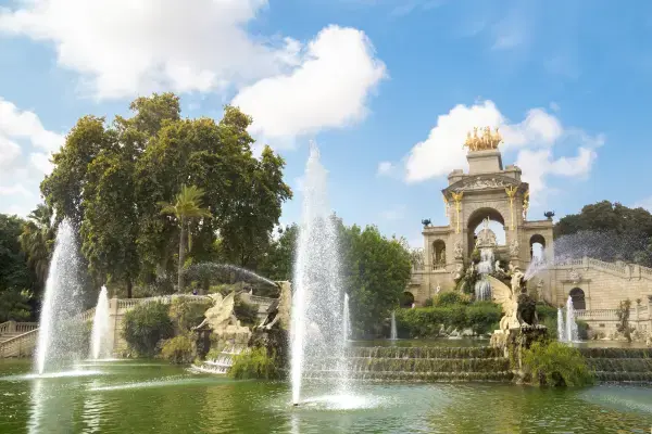 Parque da Ciutadella em Barcelona na primavera, com fontes ativas e áreas verdes