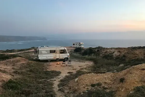 Motorhome em estrada da Patagônia, seguro viagem de carro para América Latina