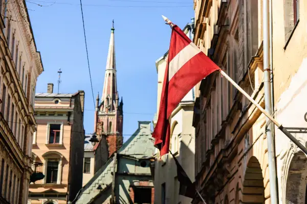 Bandeira da Letônia no bairro Cidade Velha, em Riga