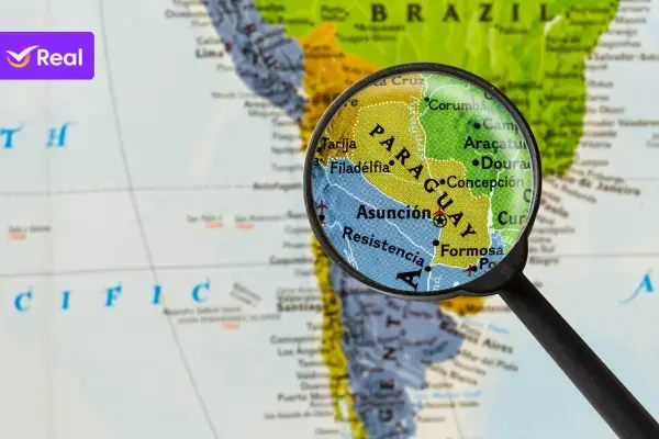 imagem mostrando Paraguai no mapa, com o país sendo visto e destacado por uma lupa preta