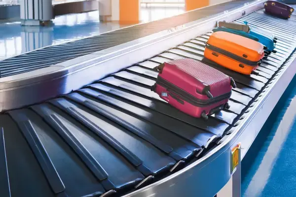 Esteira de aeroporto com malas