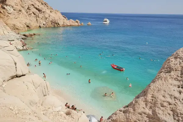 Seychelles Beach em Ikaria, Grécia, com mar azul e costa rochosa