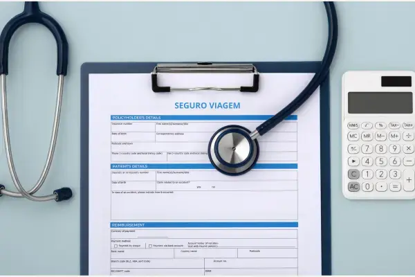 Formulário de seguro viagem, simulação. Prancheta branca com dados a aserem preenchidos, fundo azul bebê.