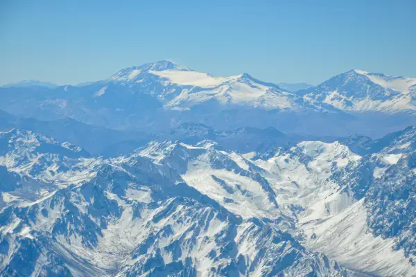 Vista aérea da Cordilheira dos Andes coberta de neve no inverno sul-americano