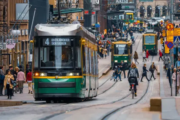 Bonde circulando no centro de Helsinque, capital da Finlândia