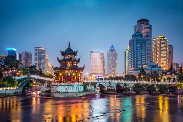 Paisagem urbana na China ao anoitecer