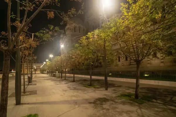 Rua próxima à catedral durante a noite, em Marselha, França