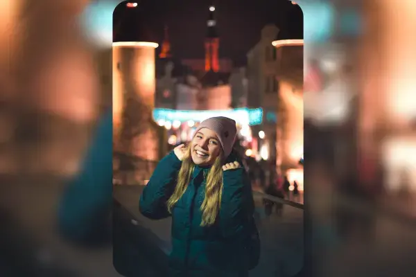 Turista conhecendo a Estônia