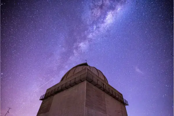 Cúpula do Observatório do Pico dos Dias sob céu estrelado na Serra da Mantiqueira