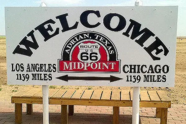 Placa do Midpoint Café em Adrian, Texas, marcando o ponto central da Rota 66 entre Chicago e Los Angeles.