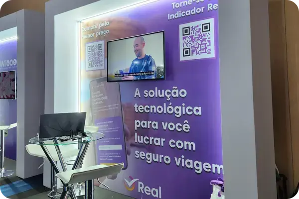 Estande da Real sobre o programa de Indicadores em feira de turismo