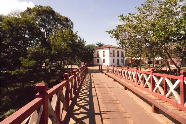 ponte sob o rio das almas no centro historico de Pirenopolis