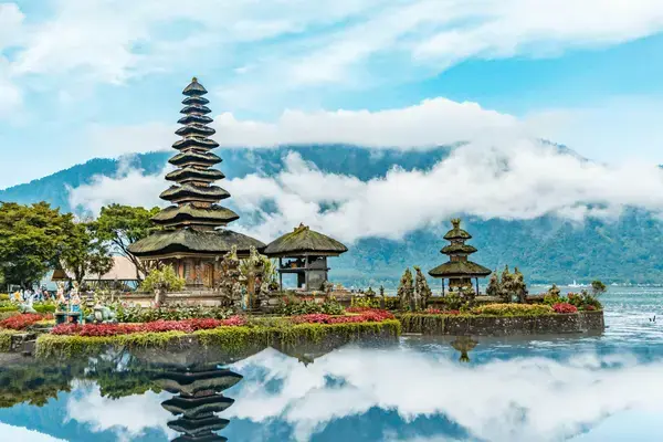 Templo Ulun Danu Bratan às margens do lago Bratan, em Bali, na Indonésia