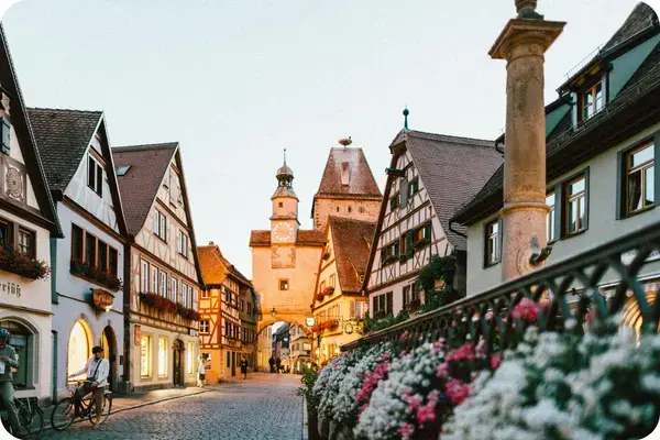 Rua de pedras e casas enxaimel em Rothenburg ob der Tauber, na Alemanha