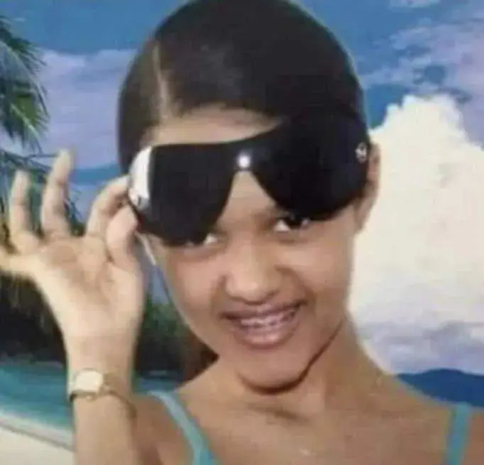 menina usando óculos na vagem