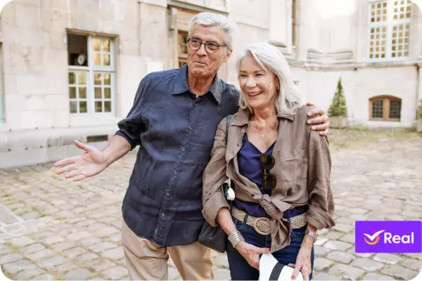 Casal de idosos viajantes, um homem e uma mulher em primeiro plano
