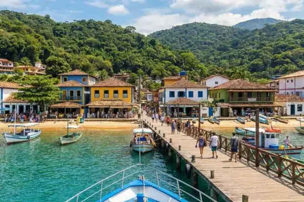 Cais da Vila do Abraão com barcos e construções em Ilha Grande