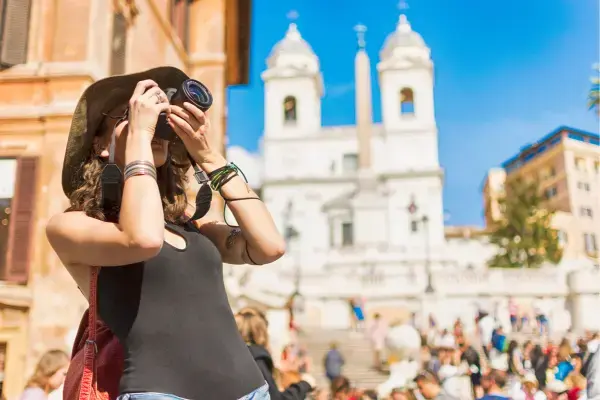 Mulher com câmera tirando foto em viagem