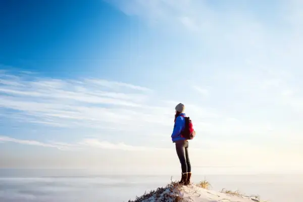 Viajante solo observando paisagem natural