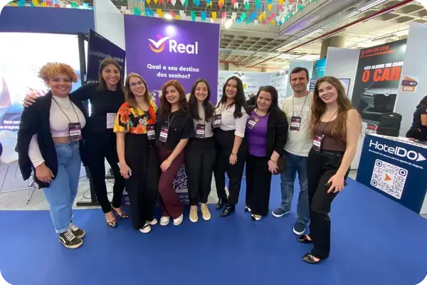 Equipe da Real Seguro Viagem no estande de uma feira de turismo