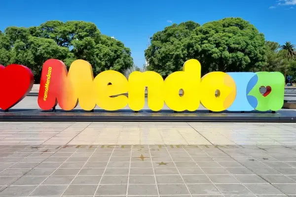 Letreiro de Mendoza em praça da cidade