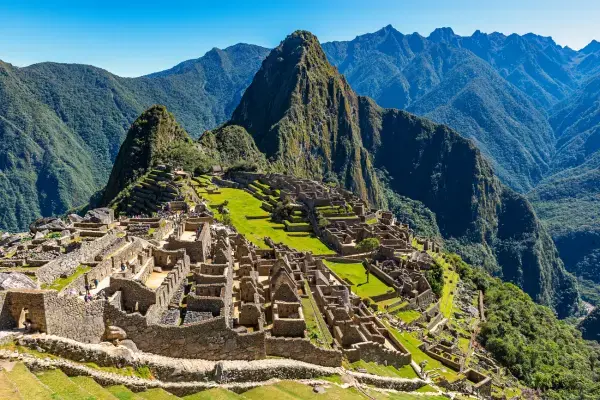 Vista aérea das ruínas incas de Machu Picchu com a montanha Huayna Picchu ao fundo no Peru
