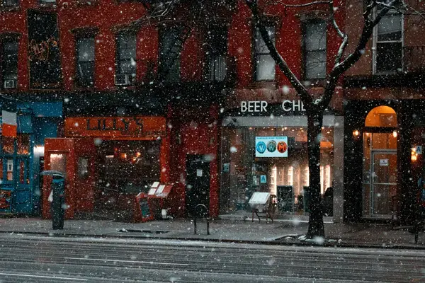 Rua de Nova York no inverno com neve durante a virada de ano no exterior