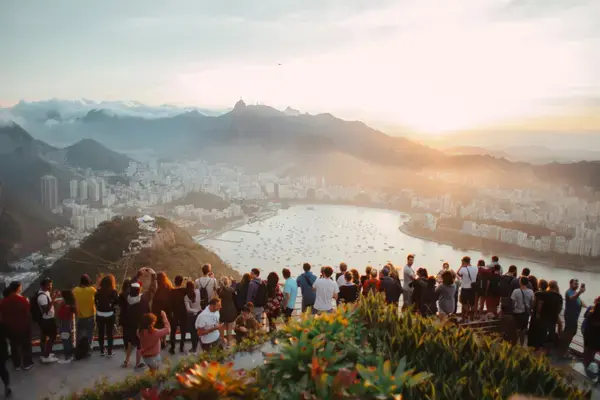 Turistas reunidos em mirante do Rio de Janeiro com vista para a Baía de Guanabara