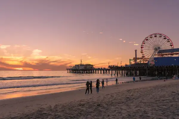 Pier de Santa Monica, em Los Angeles, com a roda-gigante ao pôr do sol