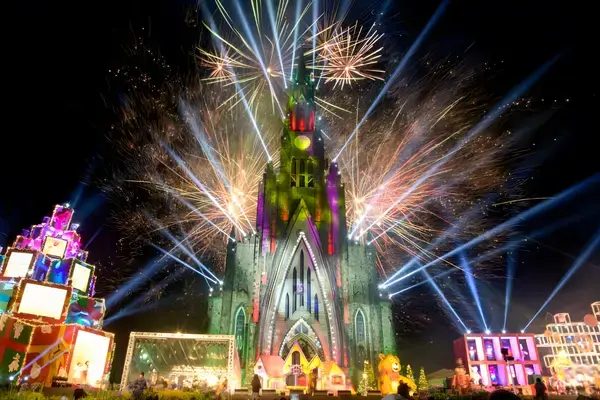 Catedral de Pedra com projeções coloridas e fogos de artifício durante o Sonho de Natal em Canela