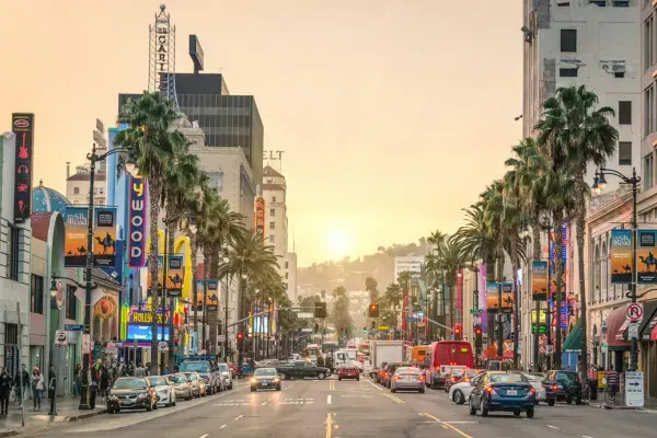 Hollywood Boulevard, em Los Angeles, ao pôr do sol