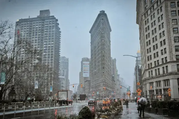 Flatiron Building em Nova York em dia de neve.