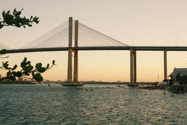 Ponte Newton Navarro sobre o rio Potengi ao entardecer, em Natal, Rio Grande do Norte.