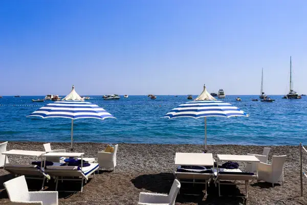 Guarda-sois em destino de viagem de praia