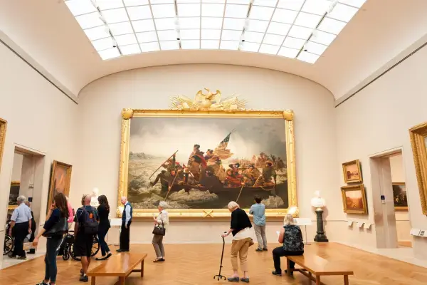 Visitantes diante do quadro Washington Crossing the Delaware no Met